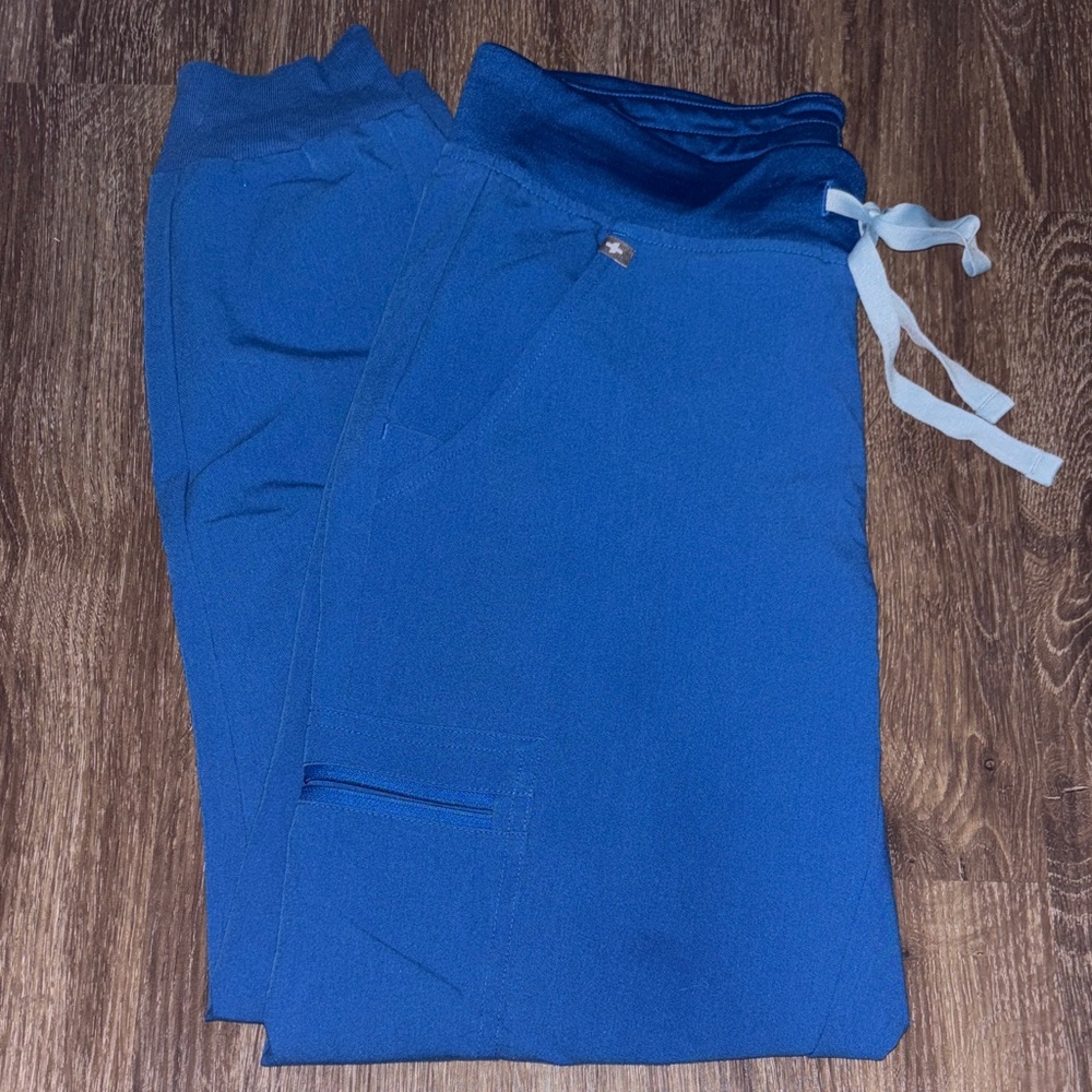 Figs jogger scrub pants and single pocket scrub top set